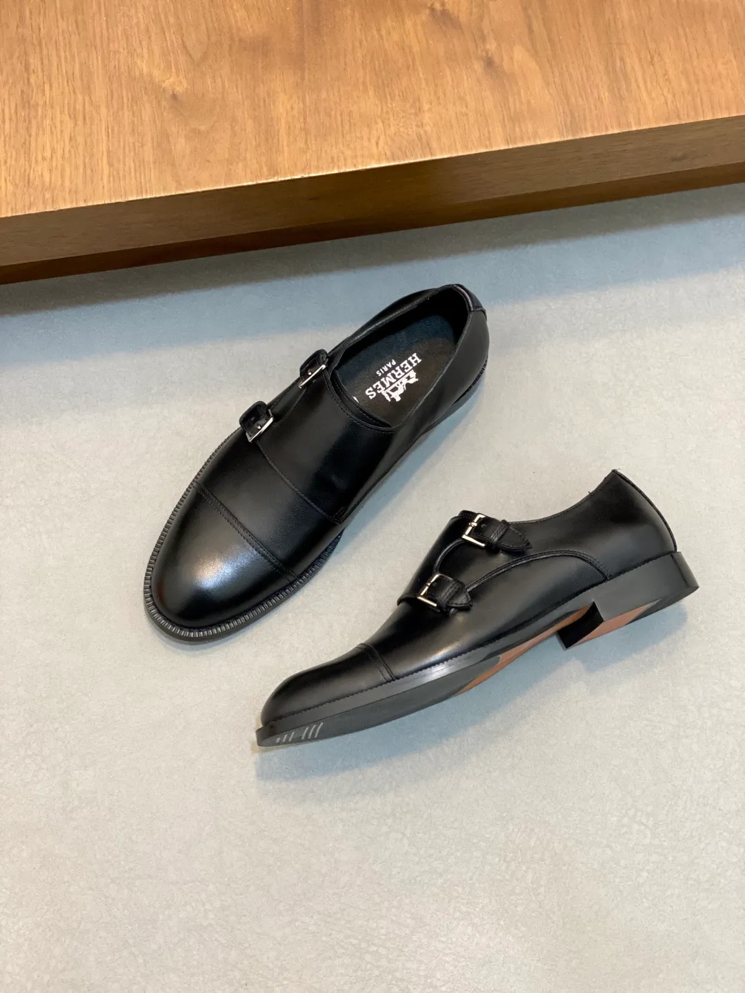 Men's shoes 💰780 HERMES/Hermès GAME slip-on loafers. These loafers are made of matte frosted calfskin. They are equipped with functional Kelly shoe buckles to easily create a fashionable urban style. They are equipped with genuine leather welts and lightweight grooved rubber foam outsole. They have genuine calfskin lining and silk-screen logo feet. They are slip-on design. They are novel and fashionable, with a handsome upper. Comes with a dust bag in the original box! Size: 39-40-41-42-43-44 standard leather shoe size (38/45 can be customized but does not support returns)
